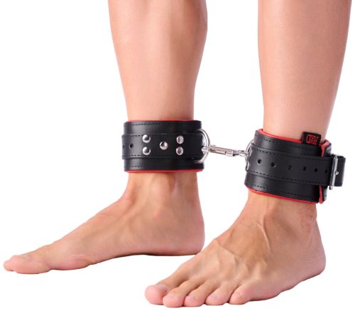 Párnázott bőrbilincs – fekete-piros intim kiegészítő