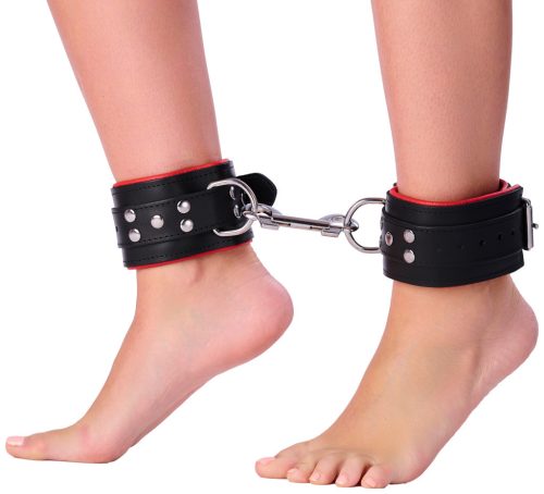 Párnázott bőrbilincs – fekete-piros intim kiegészítő
