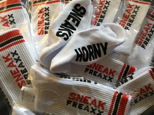 Neon vörös érzéki zokni – stílusos kényelem minden alkalomra