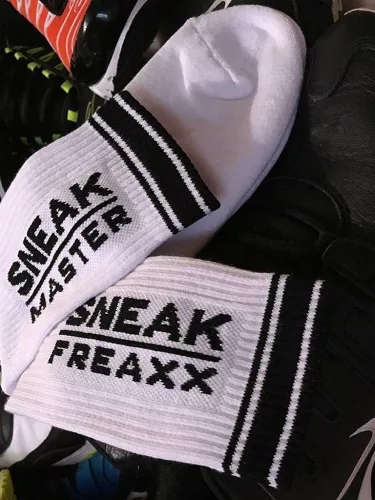 SNEAK MASTER – stílusos fehér-fekete zokni