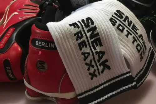 Sokken Sneak – stílusos fehér-fekete zokni