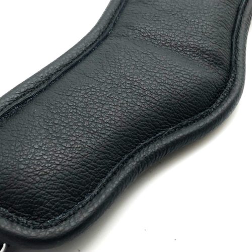 Prémium bőr nyakörv – stílusos tartás és érzéki élmény