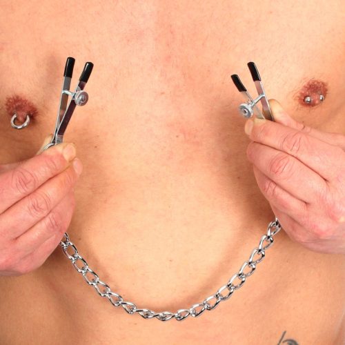 Fémmellbimbó csipesz lánccal – különleges érzéki élményekhez