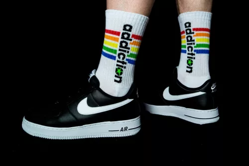 Addiction Pride – divatos, színes zoknik érzéki stílusban