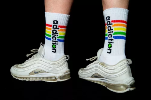 Addiction Pride – divatos, színes zoknik érzéki stílusban
