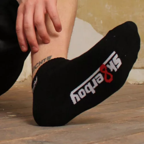 Sk8erboy – fekete negyedzokni, stílusos kényelem