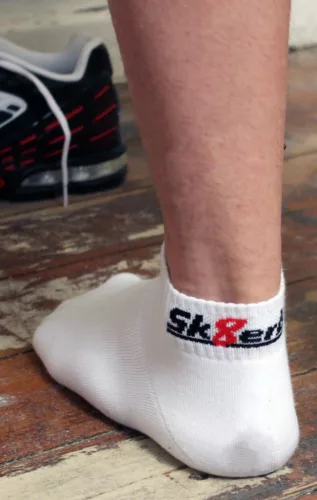 QUARTER Sk8erboy – stílusos fehér alacsony zoknik