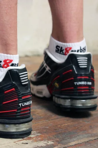 QUARTER Sk8erboy – stílusos fehér alacsony zoknik