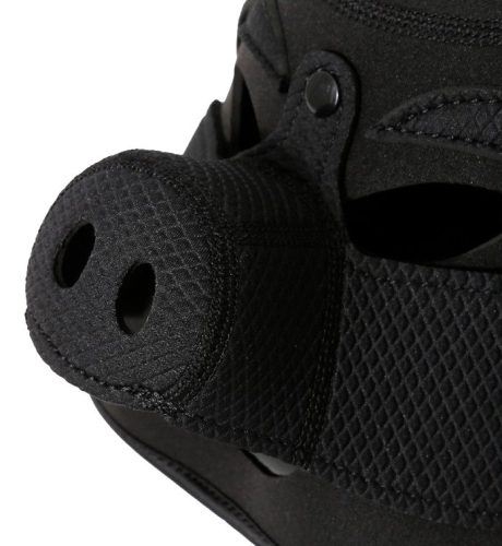 Pork Helmet – stílusos fekete fejvédő