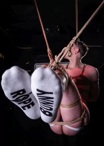 BUNNY ROPE – stílusos fehér zoknik fiatalos lendülettel
