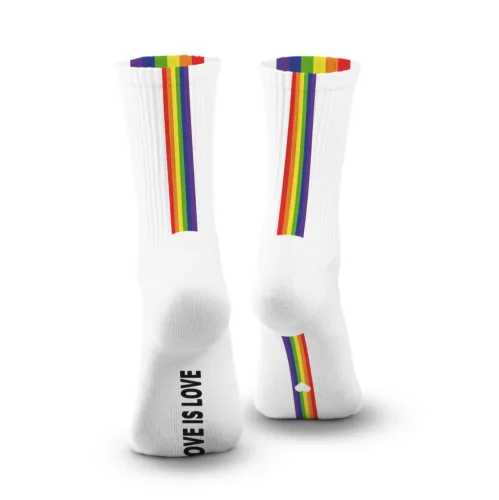 Love is Love Fehér zokni szivárvány csíkokkal egy méret 39-45-ös