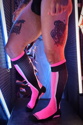 Heatwave térdzokni pink neon színben egy méret 39-45-ös méretig fekete-pink-fehér csíkos