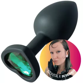   NEManya Addiction - fekete szilikon anál dugó smaragdzöld szívkővel